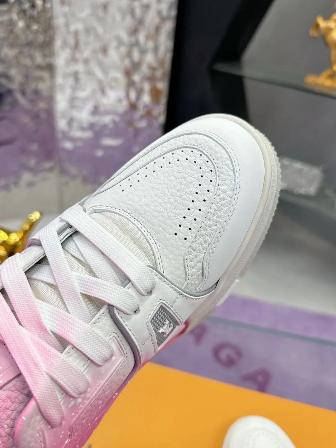 Men's men's shoes💰840❤️❤️❤️ (craft style, hand-rubbed, distressed, solid color, couple style) Original development, quality shipment, welcome to compare ❥❥❥❥❥❥LV sneaker series LV Trainer Maxi sneakers introduce the loose silhouette of the ready-to-wear series into the LV Trainer sneaker design written by Virgil Abloh, making an eye-catching appearance at the 2023 spring and summer men's wear show. The cow leather upper is combined with rough fabric laces, and colorful beading highlights the brand's classic elements. LV letters mark the tongue and Monogram floral outsole. Mixed materials Made of first-layer cowhide, wrapped in imported custom-printed denim, thick shoelace design, large Monogram print on the side, "lv 54" badges on the tongue and heel, rubber outsole decorated with Monogram flowers, mesh lining and cotton feet, the comfort is as extreme as ever, premium heritage, quality first, worth owning! Size: 35-40 for women, 39-44 for men (45 and 46 are custom-made and non-returnable) ♡Full set of packaging with original gift box